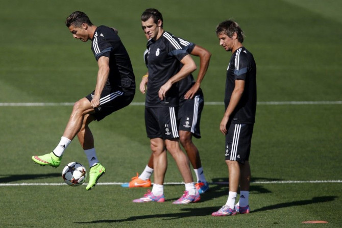Real Madrid&#039;s Cristiano Ronaldo (L) controls the ball next to teammates Gareth Bale (C) and Fabio Coentrao during their training session on the eve of their Champions League match against Basel at Valdebebas training grounds in Madrid September 15, 2
