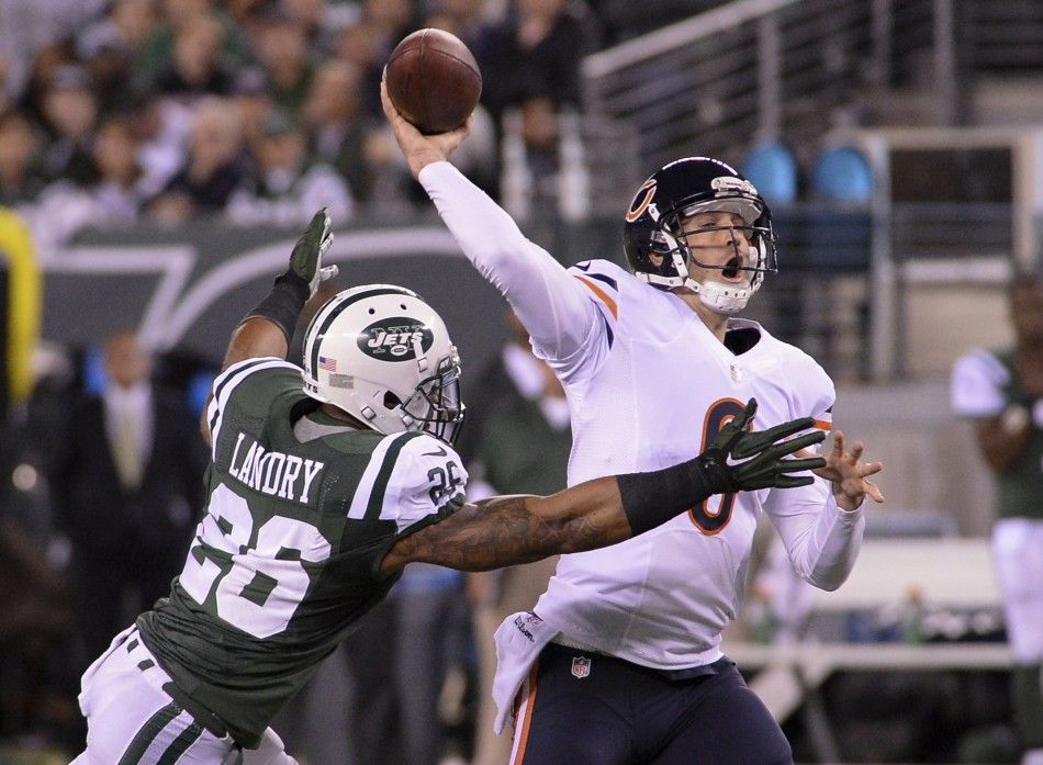 Chicago Bears quarterback Jay Cutler throws 