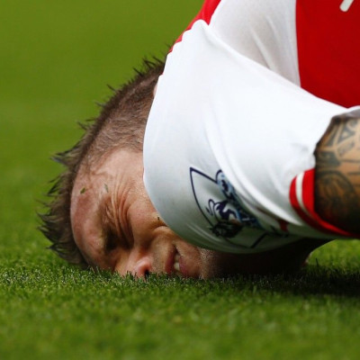 Arsenal&#039;s Mathieu Debuchy reacts after being fouled during their English Premier League soccer match against Manchester City at the Emirates stadium in London September 13, 2014.