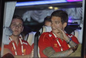 Liverpool's Daniel Agger waves to fans as his team arrives at Don Muang International Airport, ahead of Sunday's soccer friendly against Thailand's national team as part of the team's Asia tour, in Bangkok July 25, 2013.