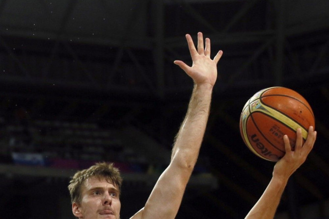 Stephen Curry of the U.S. goes up for a basket over Slovenia&#039;s Zoran Dragic