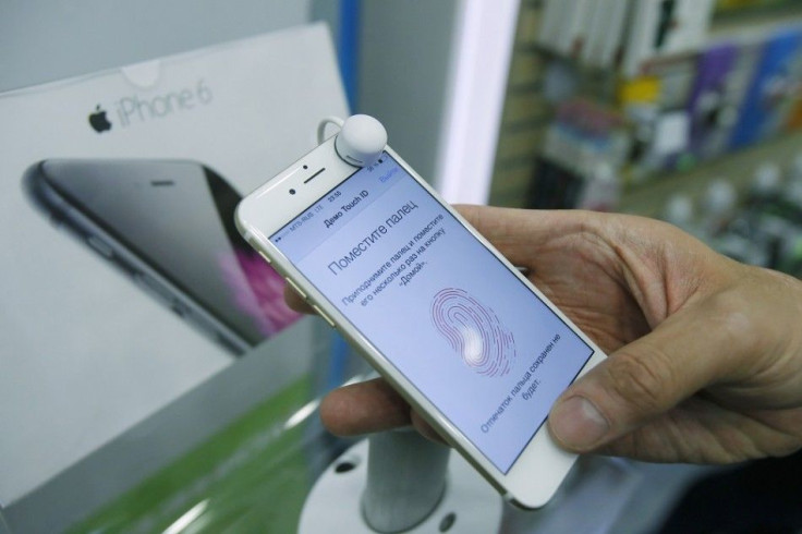 A  man holds an iPhone 6 in a mobile phone shop in Moscow September 26, 2014. 