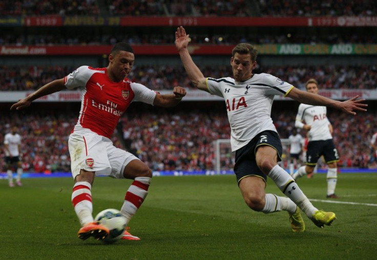 Arsenal's Alex Oxlade Chamberlain (L)challenges Tottenham Hotspur's Jan Vertonghen during their English Premier League soccer match at the Emirates stadium in London, September 27, 2014.