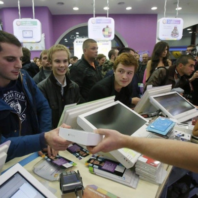 A customer purchases the newly released iPhone 6 in a mobile phone shop in Moscow September 26, 2014. Official sales of Apple's iPhone 6 and iPhone 6 Plus started at midnight on Friday across major cities in Russia, according to local media.