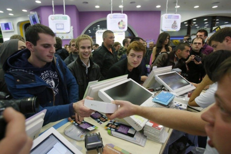 A customer purchases the newly released iPhone 6 in a mobile phone shop in Moscow September 26, 2014. Official sales of Apple's iPhone 6 and iPhone 6 Plus started at midnight on Friday across major cities in Russia, according to local media.