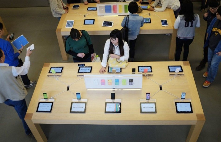 Customers look at Apple iPhone 5C and 5S at an Apple store in Beijing's Sanlitun area, September 30, 2014. The iPhone 6 will be sold in China from Oct 17, after rigorous regulator scrutiny led to Apple Inc reassuring the Chinese government that the smartp