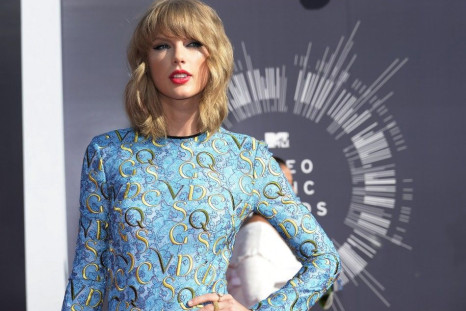 Taylor Swift arrives at the 2014 MTV Music Video Awards
