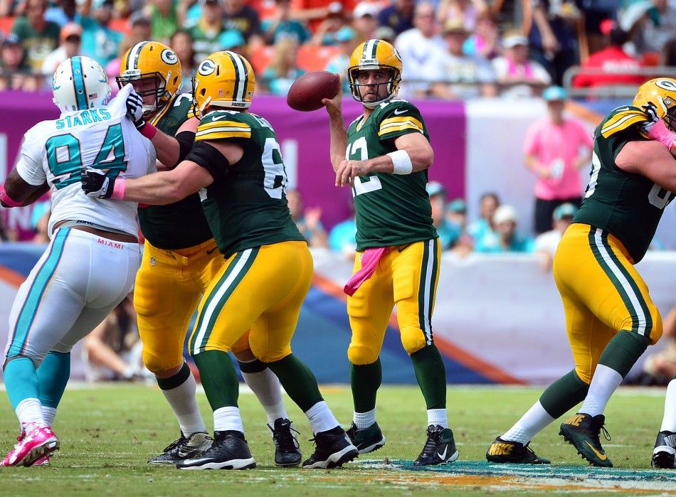 Green Bay Packers quarterback Aaron Rodgers throws