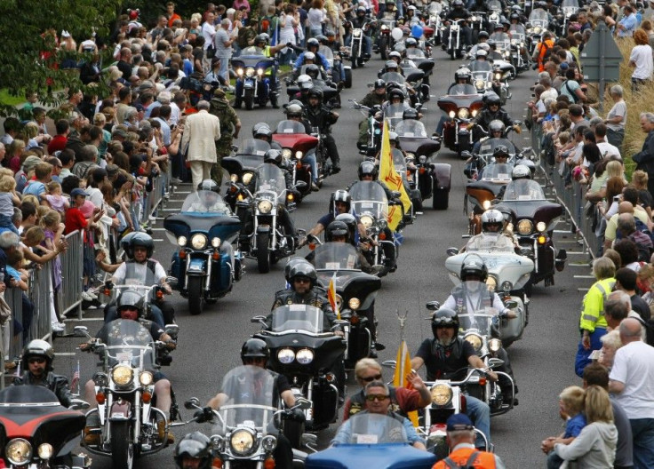 Members of the Dunedin-Harley owners group drive past spectators during the Edinburgh Fringe Festival parade in Holyrood Park in Edinburgh, Scotland, August 9, 2009. REUTERS/David Moir