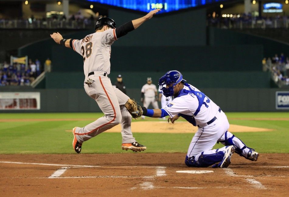 Salvador Perez tags out Buster Posey
