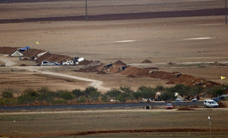 A Kurdish fighters position is seen in the outskirts of the Syrian town of Kobani, near the Mursitpinar border crossing, on the Turkish-Syrian border in the southeastern town of Suruc in Sanliurfa province October 23, 2014. REUTERS/Kai Pfaffenbach