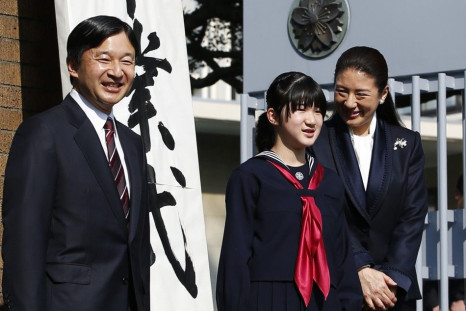 Japan&#039;s Princess Aiko (C), accompanied by her parents Crown Prince Naruhito (L) and Crown Princess Masako, pose for photos as they attend her graduation ceremony at the Gakushuin Primary School in Tokyo March 18, 2014.