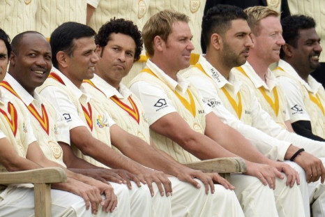 MCC&#039;s captain Sachin Tendulkar (4th L) and Rest of the World&#039;s captain Shane Warne (4th R) line up with teammates for pictures