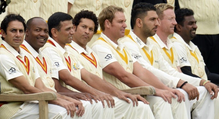 MCC&#039;s captain Sachin Tendulkar (4th L) and Rest of the World&#039;s captain Shane Warne (4th R) line up with teammates for pictures