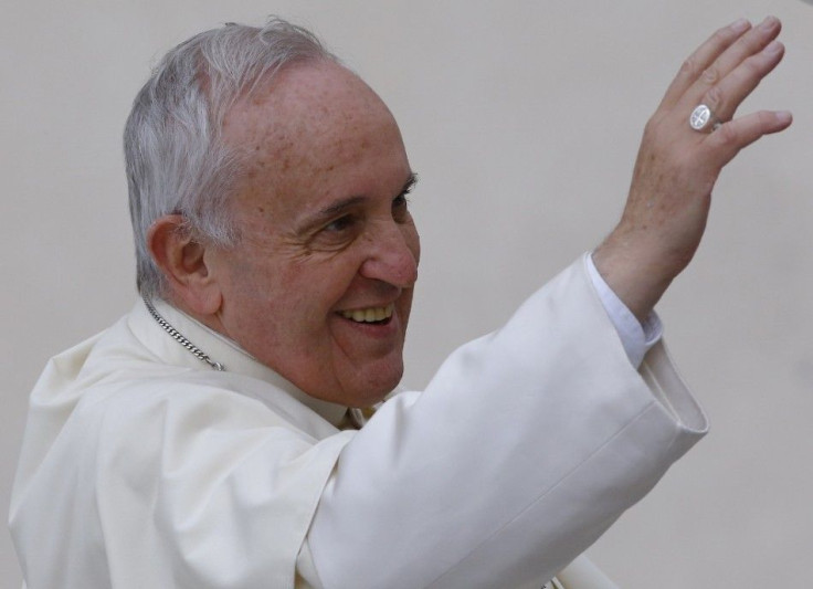 Pope Francis waves as he leaves at the end of his weekly audience in Saint Peter&#039;s Square at the Vatican November 5, 2014. REUTERS/Stefano Rellandini