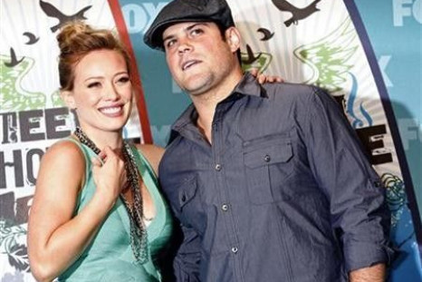 Duff (L) And Comrie At The Teen Choice 2010 Awards