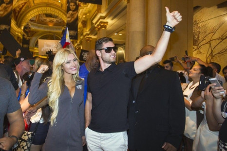 Boxer Chris Algieri of the U.S. gives a thumbs-up next to a top rank boxing &quot;knockout girl&quot; Jessica, as he arrives at the Venetian Las Vegas Resort in Nevada August 30, 2014. Algieri and Manny Pacquiao of the Philippines are on an international 