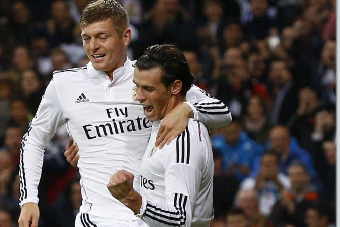 Real Madrid's Gareth Bale (R) celebrates his goal against Rayo Vallecano with teammate Toni Kroos during their Spanish first division soccer match at Santiago Bernabeu stadium in Madrid November 8, 2014.