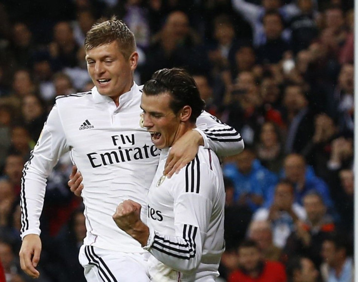 Real Madrid's Gareth Bale (R) celebrates his goal against Rayo Vallecano with teammate Toni Kroos during their Spanish first division soccer match at Santiago Bernabeu stadium in Madrid November 8, 2014.