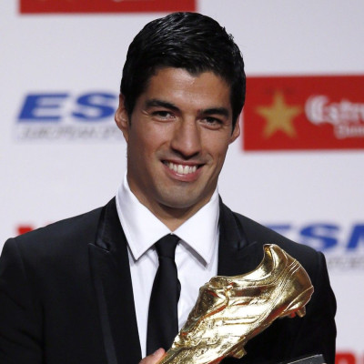 Barcelona's Luis Suarez poses with the Golden Boot trophy in Barcelona October 15, 2014. Suarez shares the trophy with Real Madrid's Cristiano Ronaldo with a goal tally of 31 goals in Europe's domestic leagues last season.
