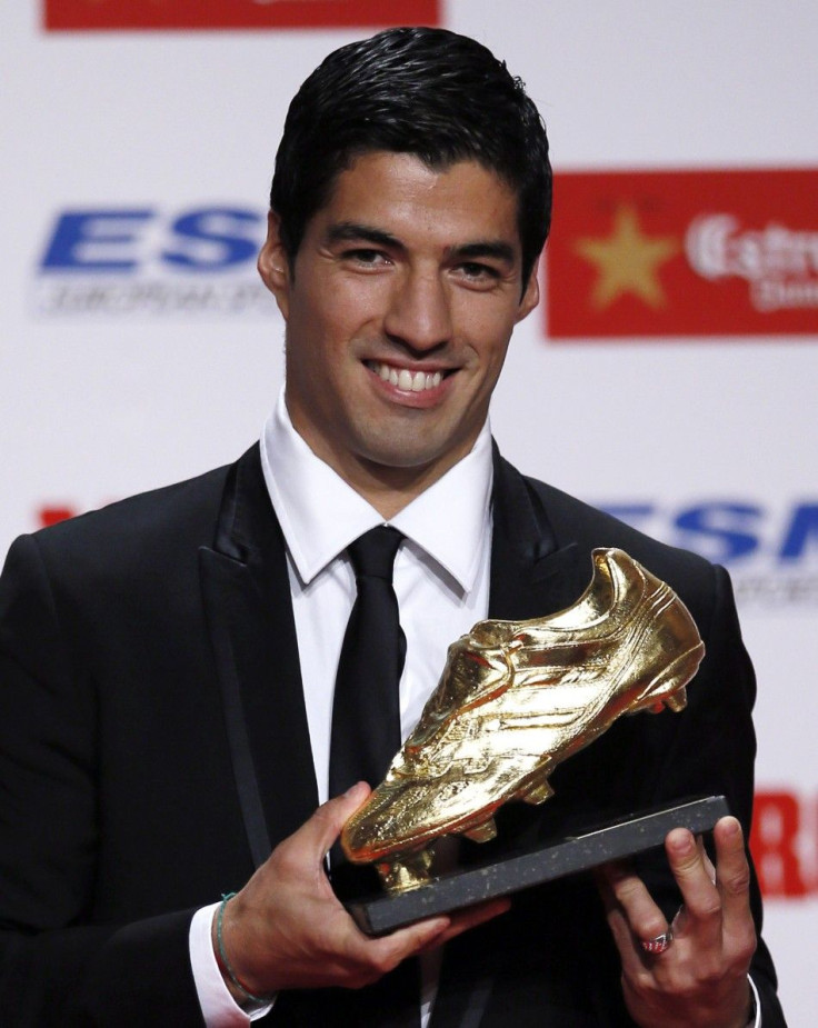 Barcelona's Luis Suarez poses with the Golden Boot trophy in Barcelona October 15, 2014. Suarez shares the trophy with Real Madrid's Cristiano Ronaldo with a goal tally of 31 goals in Europe's domestic leagues last season.