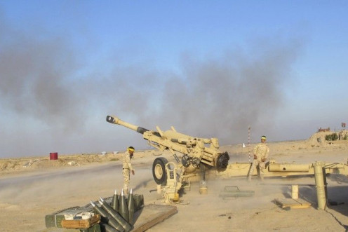 Iraqi security forces personnel fire artillery during clashes with Islamic State militants, in Jurf al-Sakhar, south of Baghdad October 26, 2014. Picture taken October 26, 2014. REUTERS/Stringer
