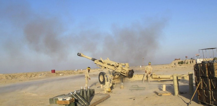 Iraqi security forces personnel fire artillery during clashes with Islamic State militants, in Jurf al-Sakhar, south of Baghdad October 26, 2014. Picture taken October 26, 2014. REUTERS/Stringer