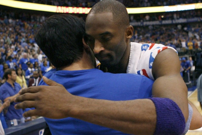 Los Angeles Lakers Kobe Bryant hugs Dallas Mavericks owner Mark Cuban