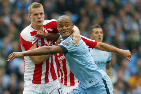 Manchester City&#039;s Vincent Kompany (R) is challenged by Stoke City&#039;s Ryan Shawcross during their English Premier League soccer match at the Etihad stadium in Manchester, northern England August 30, 2014.