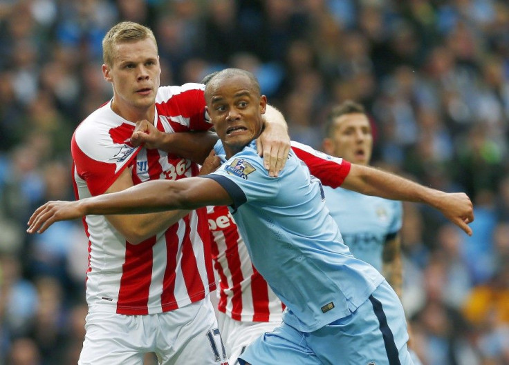 Manchester City&#039;s Vincent Kompany (R) is challenged by Stoke City&#039;s Ryan Shawcross during their English Premier League soccer match at the Etihad stadium in Manchester, northern England August 30, 2014.