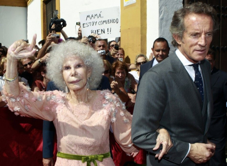 Spain&#039;s Duchess of Alba Cayetana Fitz-James Stuart y Silva (L) and her husband Alfonso Diez wave at the entrance of Las Duenas Palace after their wedding in Seville October 5, 2011.