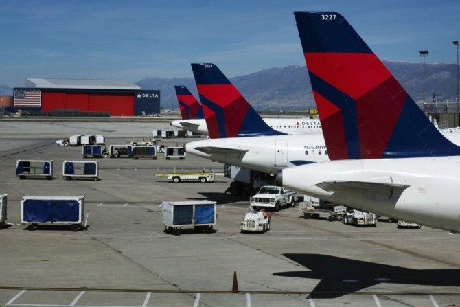 Delta planes line up at their gates while on the tarmac of Salt Lake City International Airport in Utah September 28, 2013. Picture taken September 28, 2013. REUTERS/Lucas Jackson
