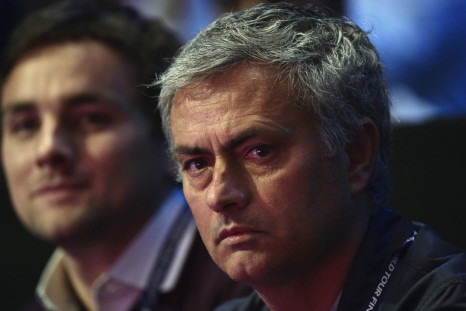 Jose Mourinho, (R) manager of Chelsea football club, watches Andy Murray of Britain play his tennis match against Roger Federer of Switzerland at the ATP World Tour finals at the O2 Arena in London November 13, 2014.