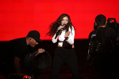 Lorde performs &quot;Yellow Flicker Beat&quot; during the 42nd American Music Awards in Los Angeles, California November 23, 2014.   REUTERS/Mario Anzuoni