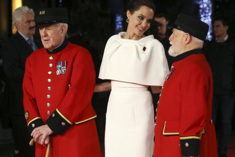 Angelina Jolie poses for a photograph with two Chelsea pensioners as she arrives for the UK premiere of &quot;Unbroken&quot; in central London November 25, 2014.  REUTERS/Paul Hackett
