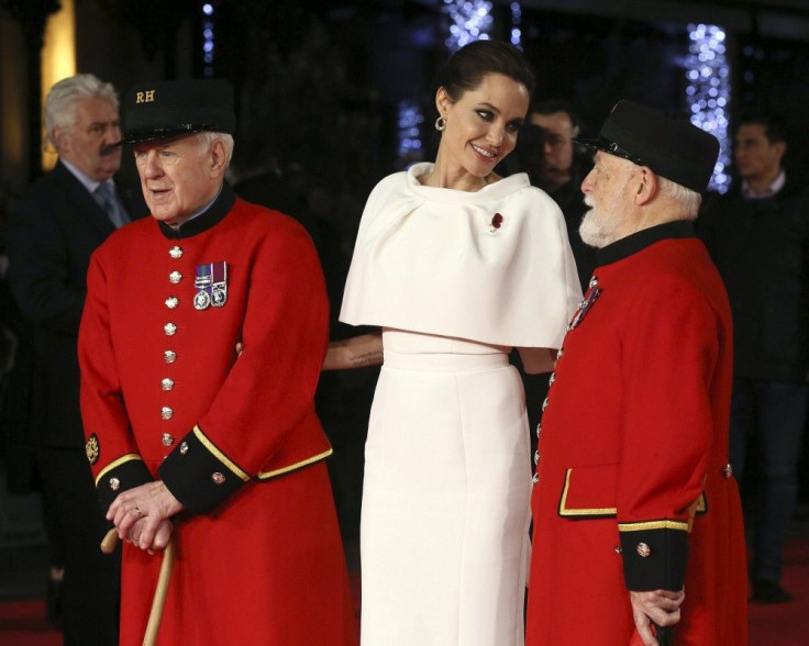 Angelina Jolie poses for a photograph with two Chelsea pensioners as she arrives for the UK premiere of &quot;Unbroken&quot; in central London November 25, 2014.  REUTERS/Paul Hackett