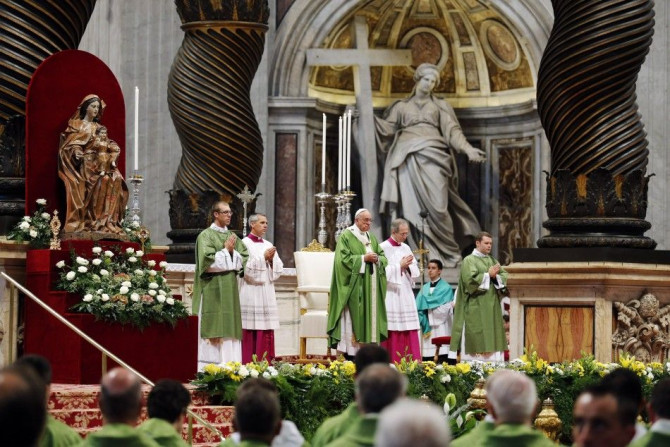 Pope Francis (C) leads a thanksgiving mass for Canadian Saints in St. Peter&#039;s Basilica at the Vatican, October 12, 2014.