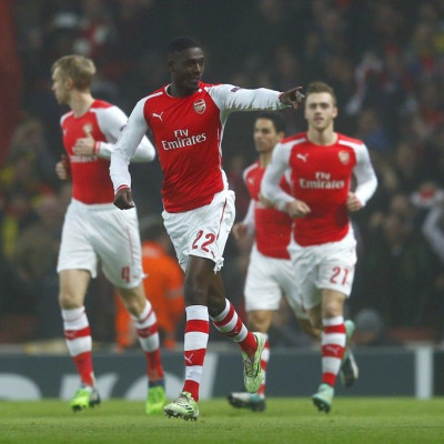 Arsenal&#039;s Yaya Sanogo (C) celebrates with his team mates after scoring a goal against Borussia Dortmund during their Champions League group D soccer match in London November 26, 2014.