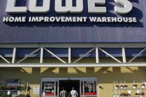 Two customers enter at a Lowe&#039;s store in Burbank, California May 19, 2008. Retailer Lowe&#039;s Inc reported an 18 percent drop in first-quarter profit on May 19 as the slumping U.S. housing market and softer economy hurt sales, and it cut its full-y