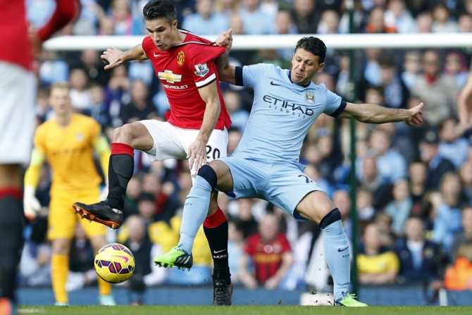 Manchester City&#039;s Martin Demichelis (R) challenges Manchester United&#039;s Robin van Persie during their English Premier League soccer match at the Etihad Stadium in Manchester, northern England November 2, 2014.