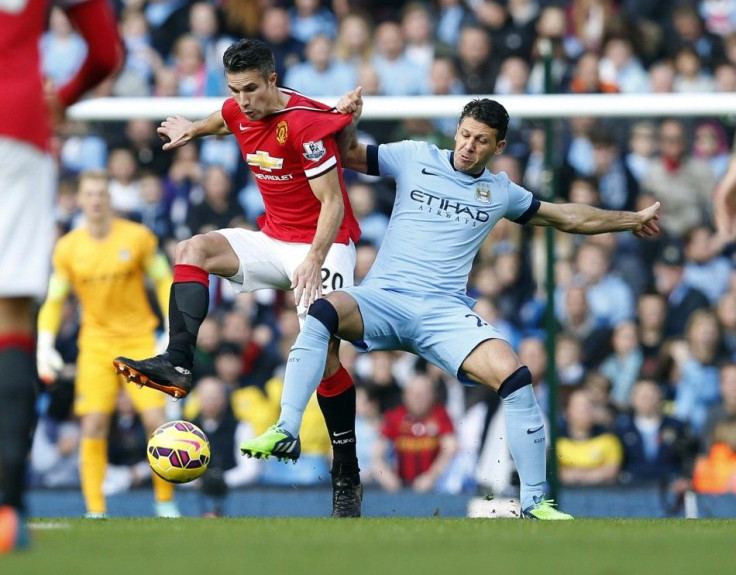 Manchester City&#039;s Martin Demichelis (R) challenges Manchester United&#039;s Robin van Persie during their English Premier League soccer match at the Etihad Stadium in Manchester, northern England November 2, 2014.