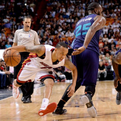 Miami Heat guard Shabazz Napier (13) drives to the basket as Charlotte Hornets center Al Jefferson (25) defends during the second half at American Airlines Arena. 94-93.