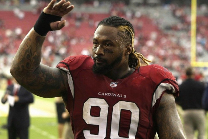 Arizona Cardinals' Darnell Dockett salutes fans after their win over the Seattle Seahawks at the end of their NFL football game in Phoenix, Arizona September 9, 2012.