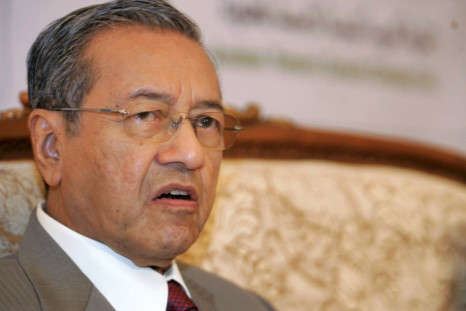 Malaysia's former prime minister Mahathir Mohamad talks to reporters at the conclusion of a conference on Yemen's industrial investment potential in the south-eastern Yemeni port city of Mukalla December 23, 2008.