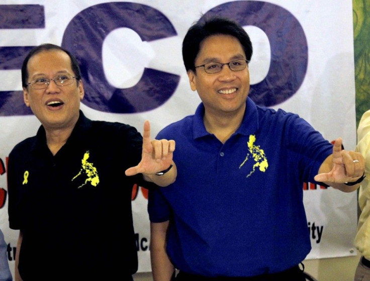 Senators Benigno 'Noynoy' Aquino (L) and Mar Roxas (R) flash the &quot;laban&quot; (fight) sign during a joint meeting with the Liberal Party National Executive Council and National Directorate in Manila November 16, 2009. Aquino, the son of Philippines d