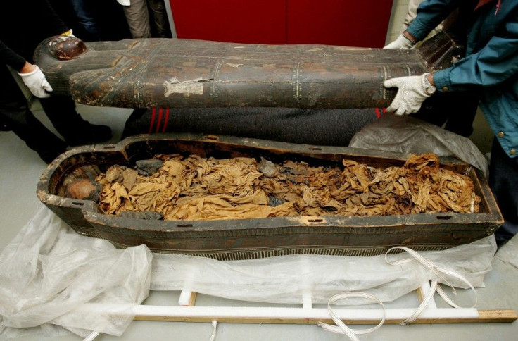 2500 Egyptian Mummy's Coffin Opened By SCientists In Chicago