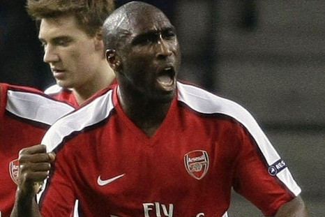 Arsenal&#039;s Sol Campbell (R) celebrates his goal against Porto during their Champions League soccer match at the Dragon stadium in Porto February 17, 2010.