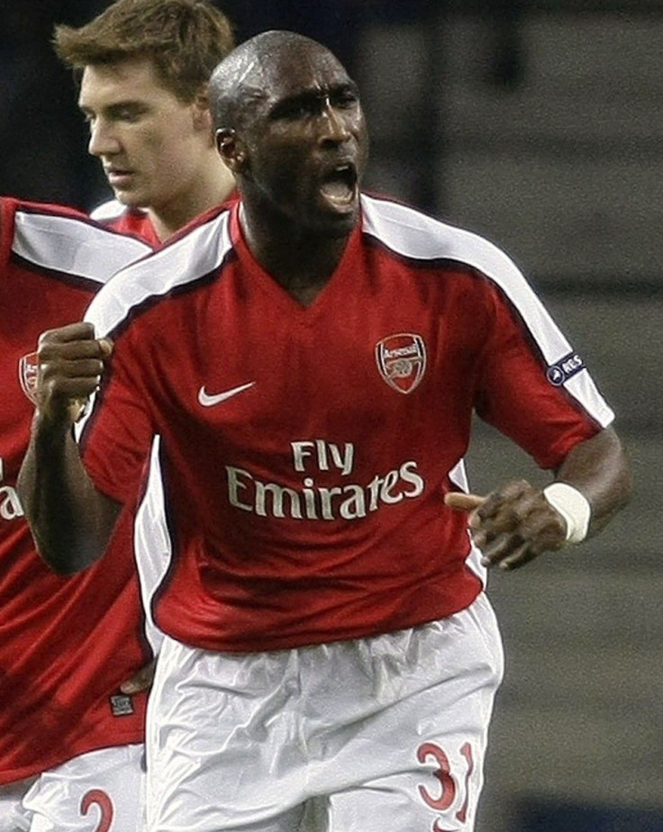Arsenal's Sol Campbell (R) celebrates his goal against Porto during their Champions League soccer match at the Dragon stadium in Porto February 17, 2010.