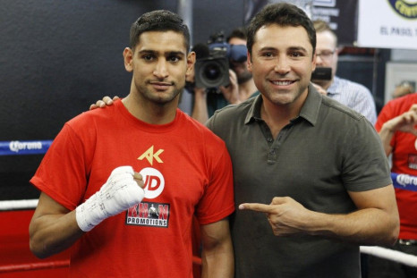 British boxer Amir Khan (L) poses with Golden Boy Promotions President Oscar De La Hoya (R) during a media opportunity at Ponce De Leon Boxing Club in Montebello, California December 11, 2012, for his upcoming WBC silver super lightweight title boxing mat