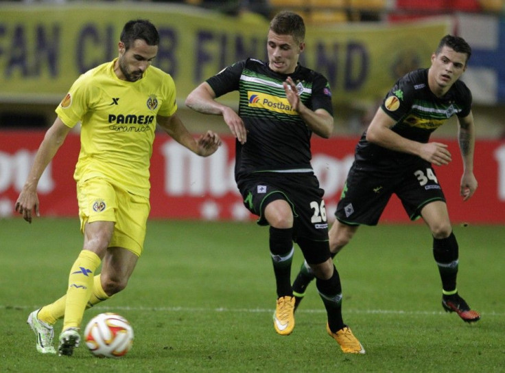 Borussia Monchengladbach's Thorgan Hazard (C) and Villarreal's Mario Gaspar (L) fight for the ball as Granit Xhaka watches during their Europa League soccer match at the Madrigal stadium in Villarreal, November 27, 2014.